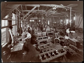 Vista interior del New York Yacht, Launch und Engine Co. en el río Harlem, Nueva York